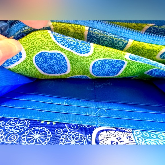 Vera Bradley Trifold Wallet-Blue & Green Daisy Pattern-Never Used-Retired Design - Picture 5 of 7